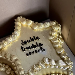 Yıldız Şeklinde Altın Detaylı Butik Doğum Günü Pastası