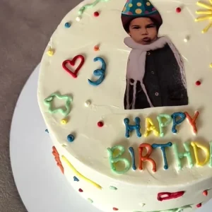 Lovery Cakery photo pasta: çocukluk fotoğrafı, parti şapkası ve Happy Birthday yazılı butik doğum günü pastası