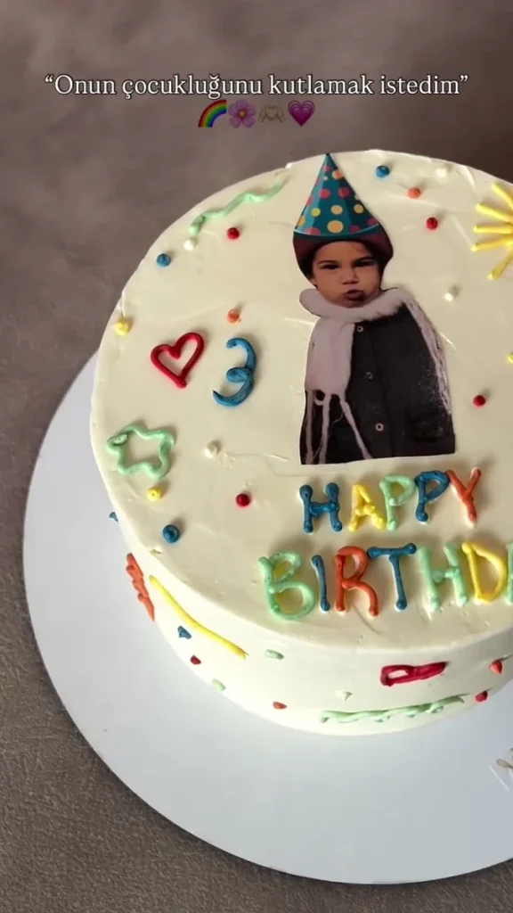 Lovery Cakery photo pasta: çocukluk fotoğrafı, parti şapkası ve Happy Birthday yazılı butik doğum günü pastası