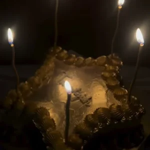 Lovery Cakery metalik altın parlak yıldız formlu doğum günü pastası ve uzun mumlar