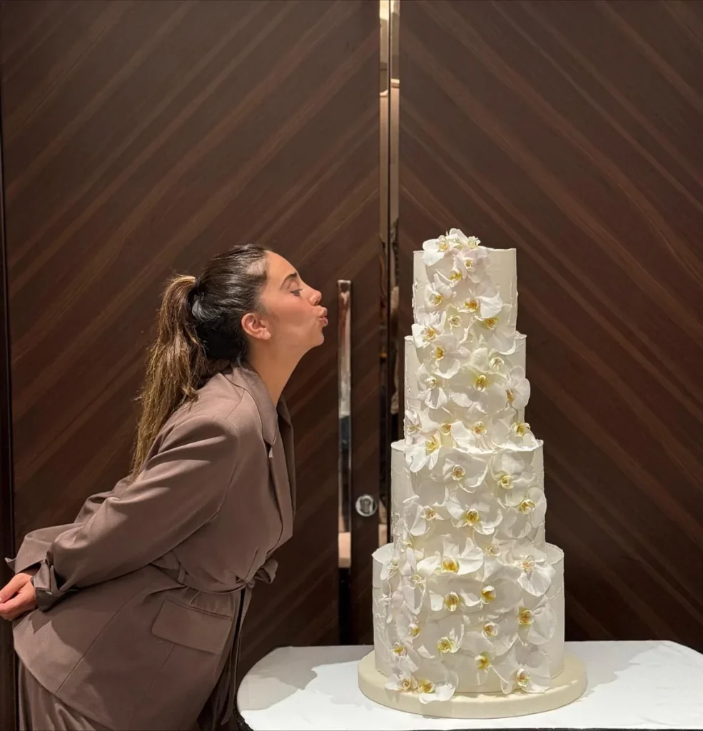 Lovery Cakery beyaz orkideli 4 katlı butik düğün pastası — Ayça Ayyürek imzası
